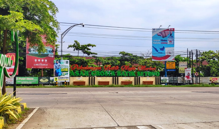 PASAR BATIK : Pasar Grosir Batik Setono Pekalongan tampak dari Entry-Exit Tol Trans Jawa Batang-Pemalang menuju Batang dan Kota Pekalongan.