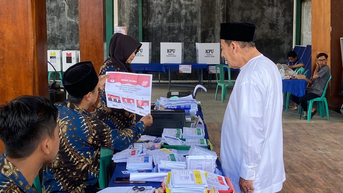 NYOBLOS :  Maulana Habib Muhammad Luthfi bin Ali bin Yahya menyaksikan pengecekan surat suaraoleh petugas KPPS sebelum diserahkan untuk dicoblos Rabu 14 Februari 2024.