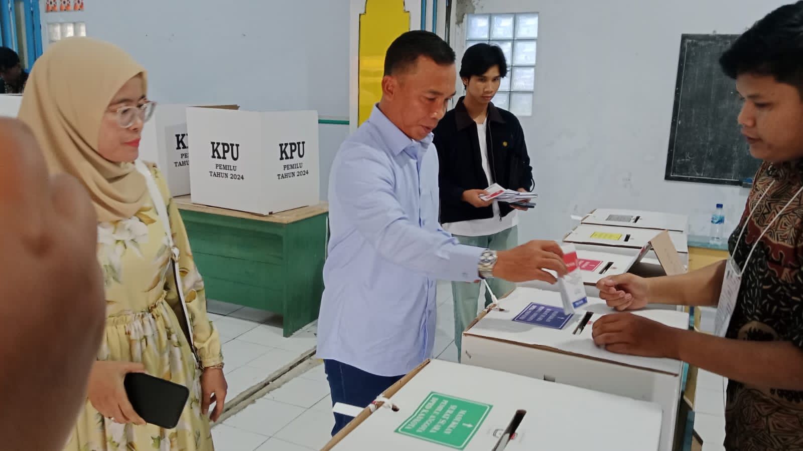 Mantan Bupati Batang saat menyalurkan suaranya di TPS 08 Kelurahan Kauman, Kecamatan Batang. (Riyan Fadli Jawa Pos Metro Pekalongan)