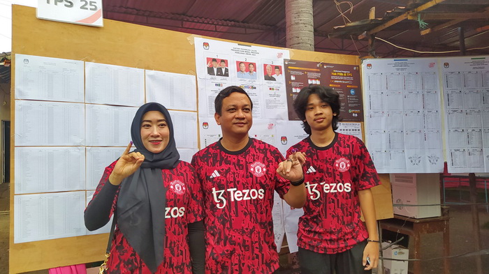 COBLOS: Walikota Pekalongan Achmad Afzan Arslan Djunaid saat mencoblos di TPS 25 bareng istri dan anaknya, Rabu (14/2/2024).