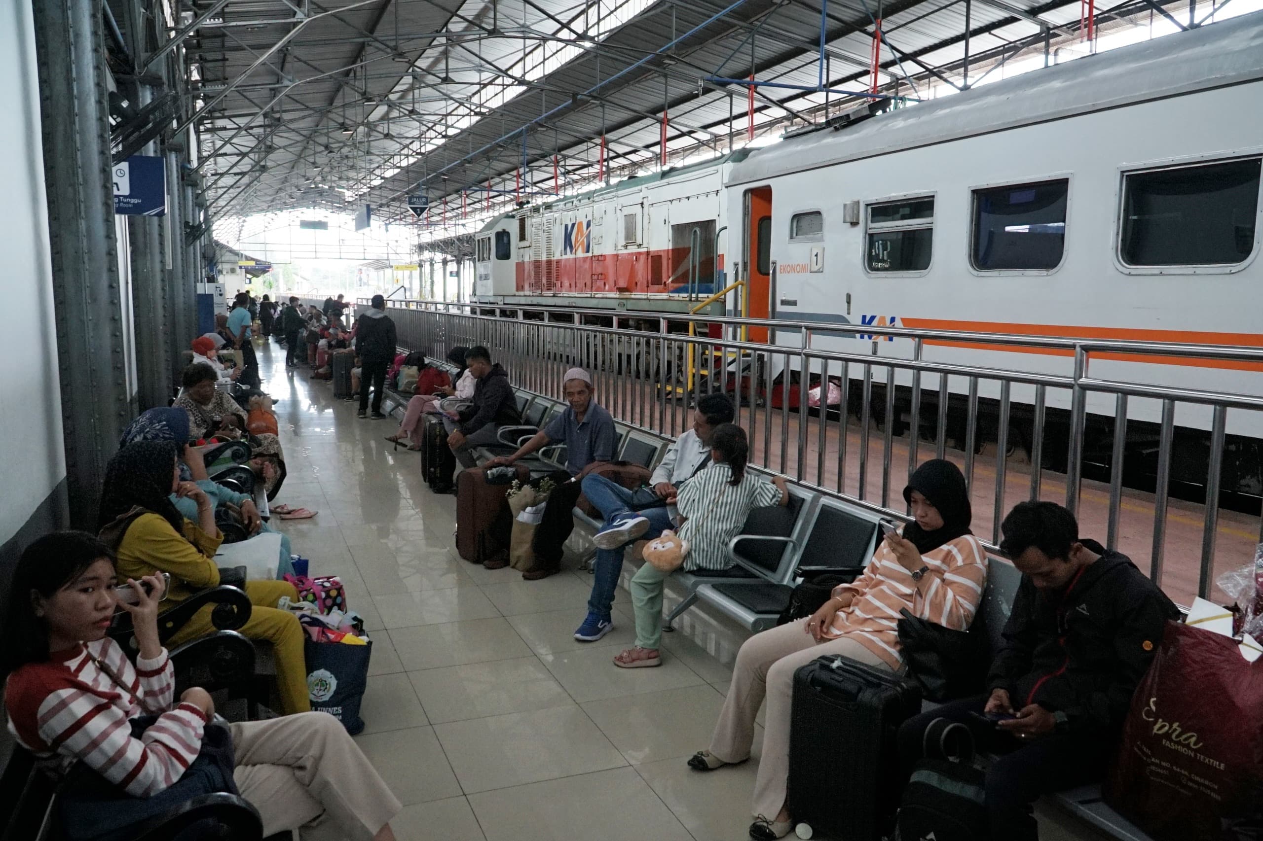 Suasana penumpang sedang menunggu keberangkatan kereta di Stasiun Pekalongan. (istimewa)