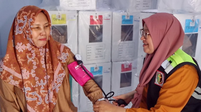 PERIKSA: Salah satu anggota KPPS di Desa Banjardawa Kecamatan Taman, Pemalang, saat cek kesehatan, Kamis (15/2/2024).