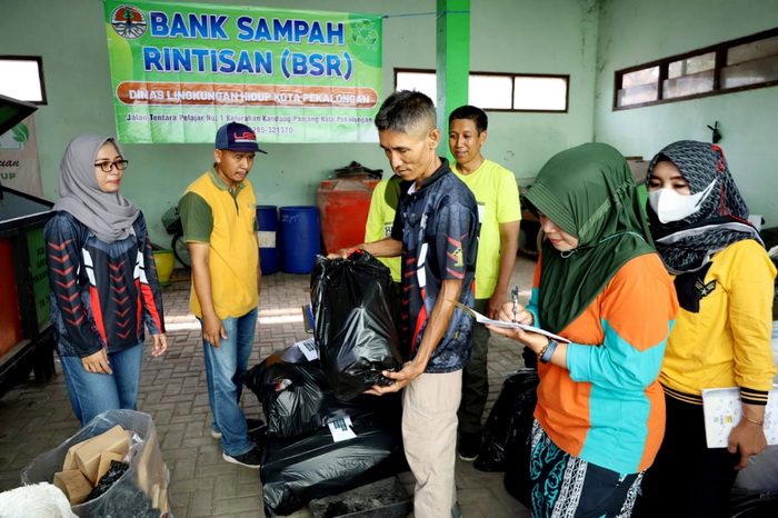 SETOR SAMPAH : Nasabah bank sampah di DLH Kota Pekalongan melakukan setoran sampah Jumat 16 Februari 2024.