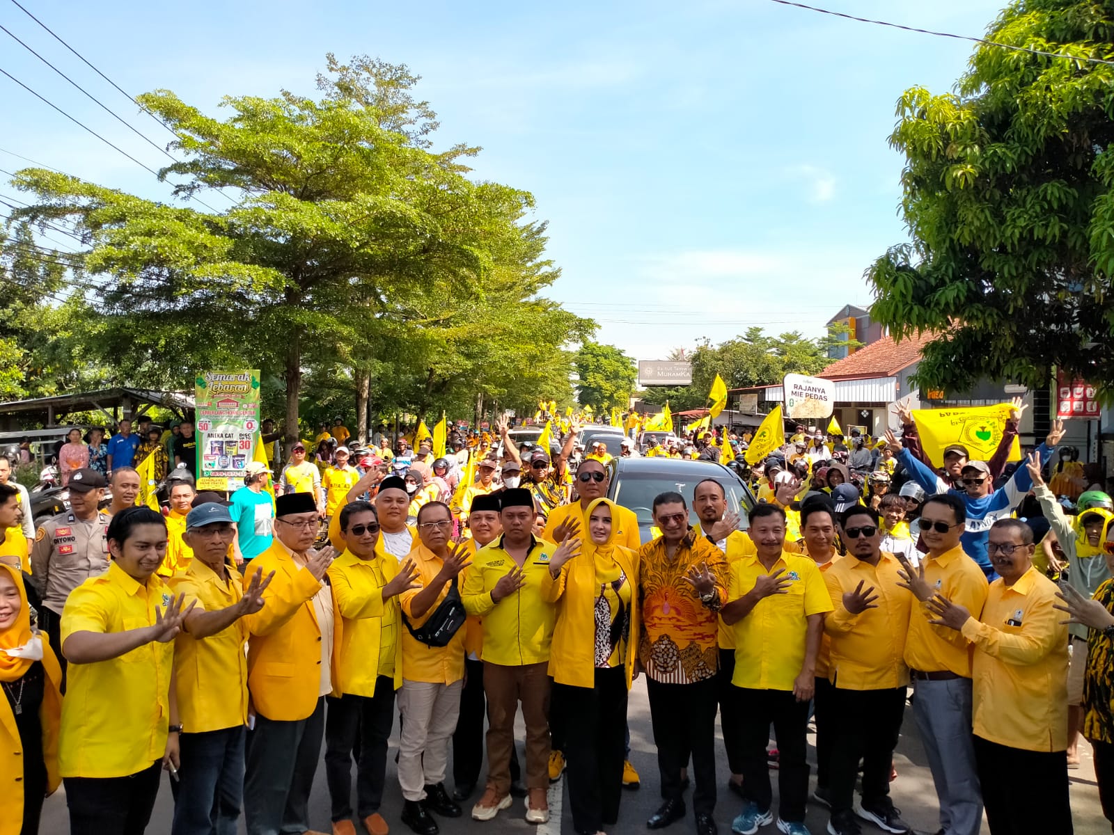 POLITIK: DPD Partai Golkar Kabupaten Pekalongan saat pawai mengantarkan para calon legislatif mereka mendaftar ke KPU.