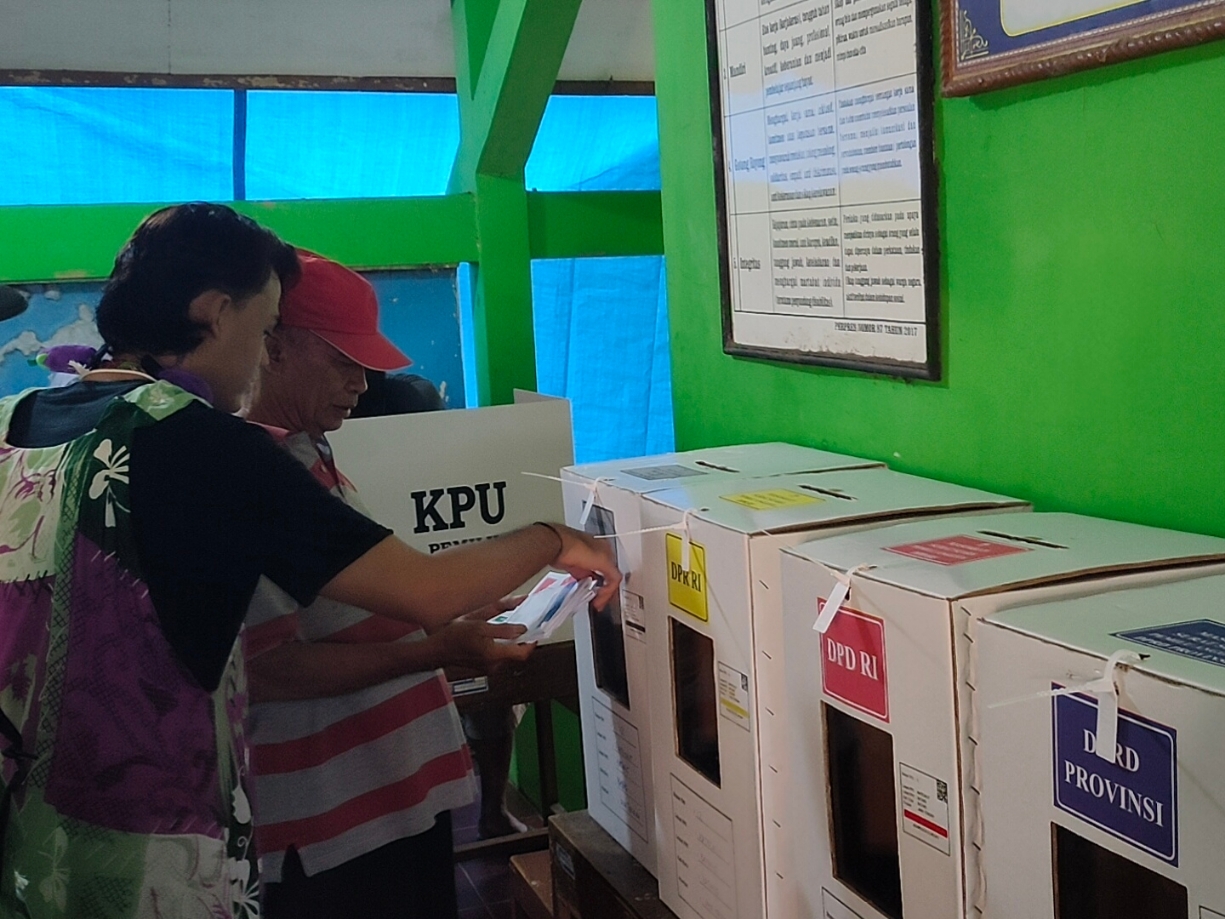 MENCOBLOS : Masyarakat sedang menyalurkan suara dalam Pemilu 2024 di salah satu TPS di Kabupaten Batang.