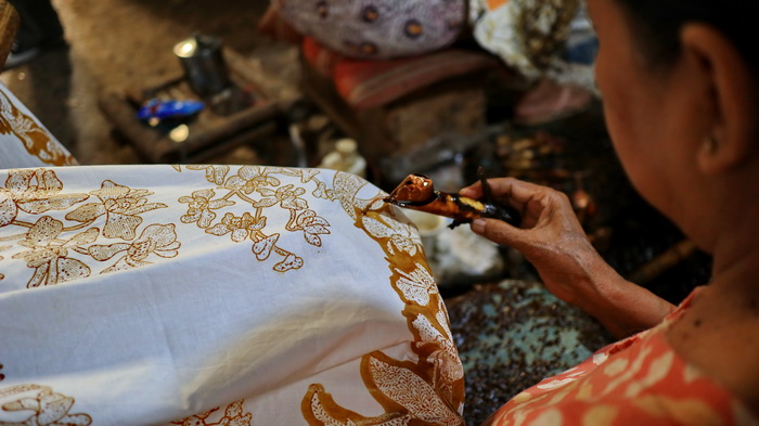 CANTING: Salah satu tehnik membuat batik, dengan mencanting. Menggoreskan malam ke kain batik, sebelum diwarnai.