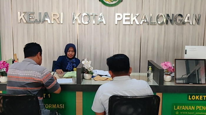 PELAPORAN: Perwakilan warga Kota Pekalongan atau pelanggan Perumda Tirtayasa saat laporan ke Kejari.
