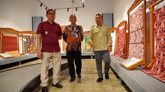 DISPLAI BATIK : Salah satu ruangan Museum Batik Pekalongan memamerkan berbagai jenis koleksi batik sebagai warisan nenek moyang.