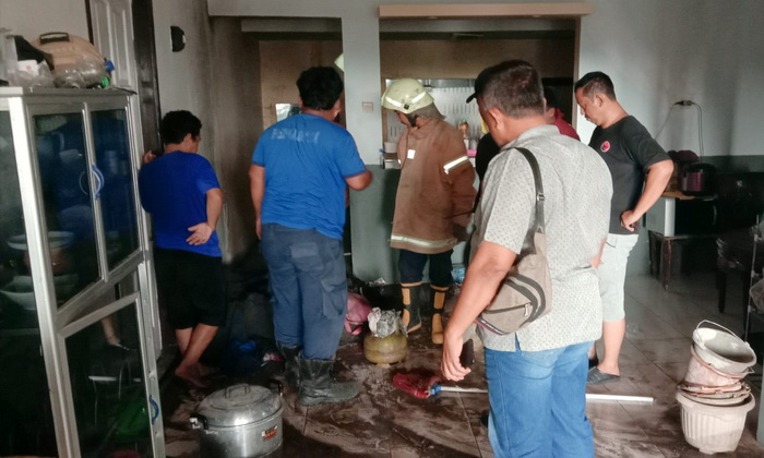 ATASI KEBAKARAN : Tim Damar Weleri saat mengamankan tabung elpiji yang bocor di rumah warga Kendalem, Gringsig, Kabupaten Batang, Minggu (18/2/2024).