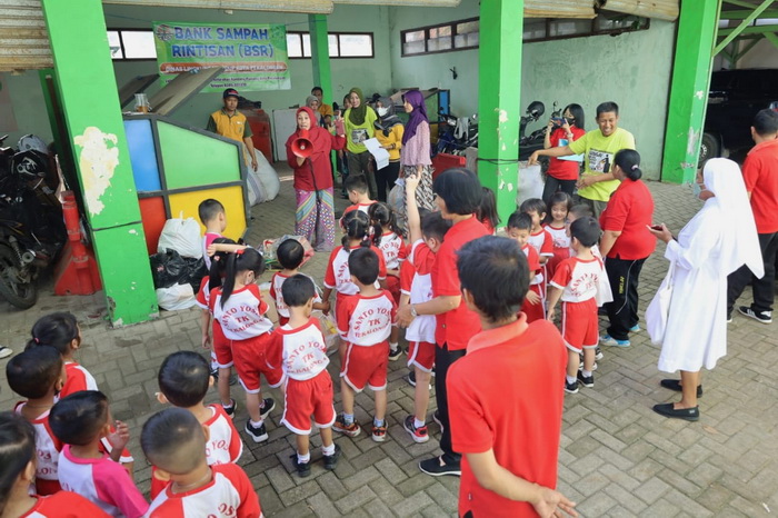 SERU: Anak-anak TK Santo Yosep Kota Pekalongan saat diajari terkait pengelolaan sampah yang tepat di kantor DLH.