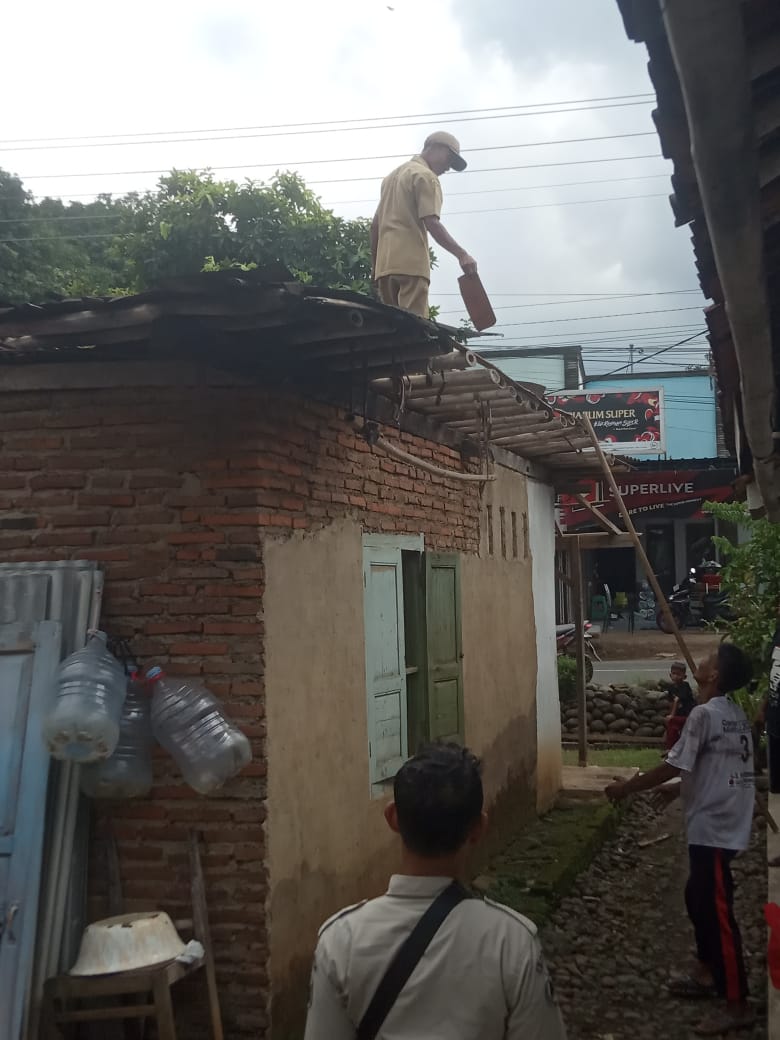ROBOH: Atap rumah di Desa Legokkalong, Kecamatan Karanganyar, Kabupaten Pekalongan roboh tiba-tiba, Senin (19/2/2024).
