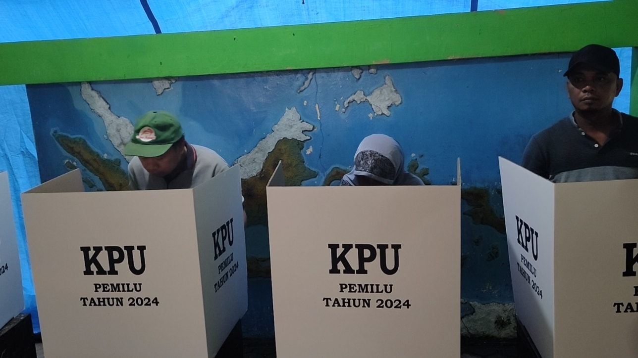 PEMUNGUTAN SUARA : Proses pemungutan suara di salah satu TPS di Kabupaten Batang.