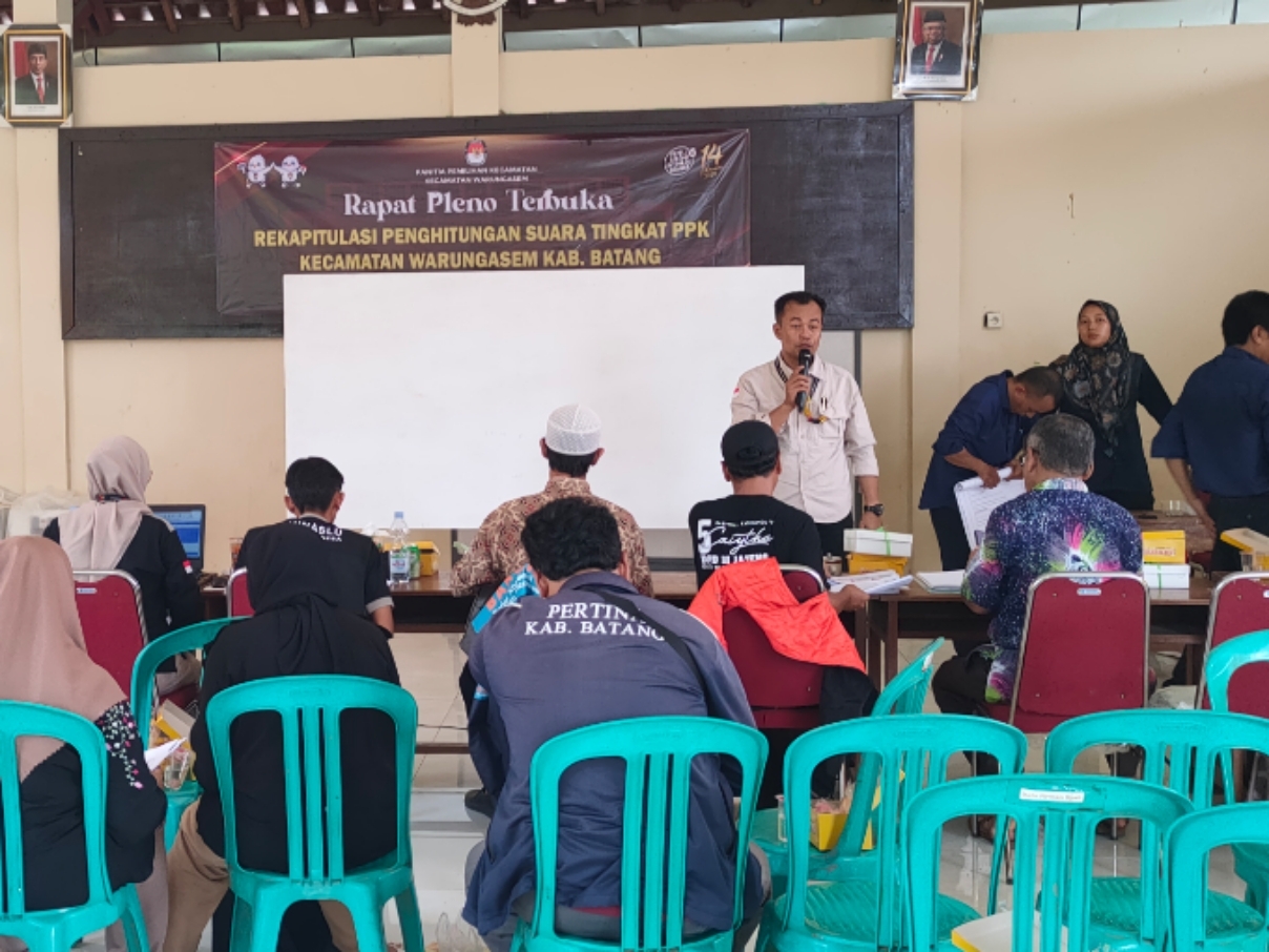 REKAPITULASI : Proses penghitungan suara di tingkat Panitia Penyelenggara Kecamatan (PPK) Warungasem, Selasa 20 Februari 2024.