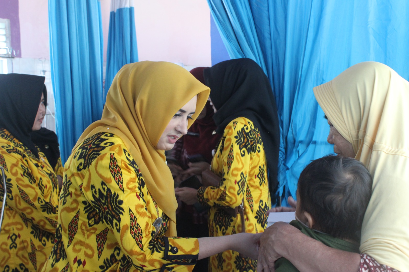 PEDULI: Bupati Pekalongan Fadia Arafiq dalam suatu kesempatan meninjau pasien di RSUD Kraton sekaligus meninjau pelaksanaan program kesehatan gratis.