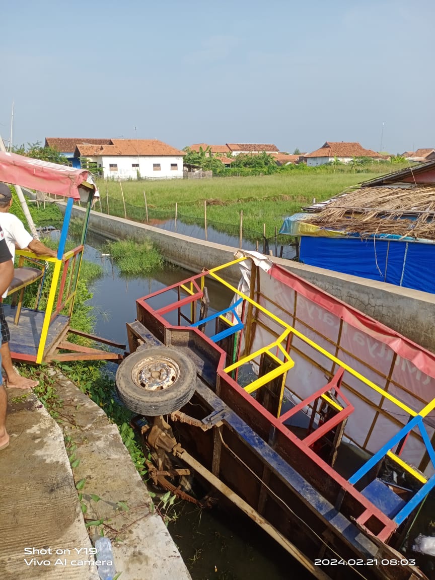 NYUNGSEP: Kondisi kereta odong-odong saat nyungsep ke parit di Desa Pecakaran, Kecamatan Wonokerto, Kabupaten Pekalongan, Rabu (21/2/2024).