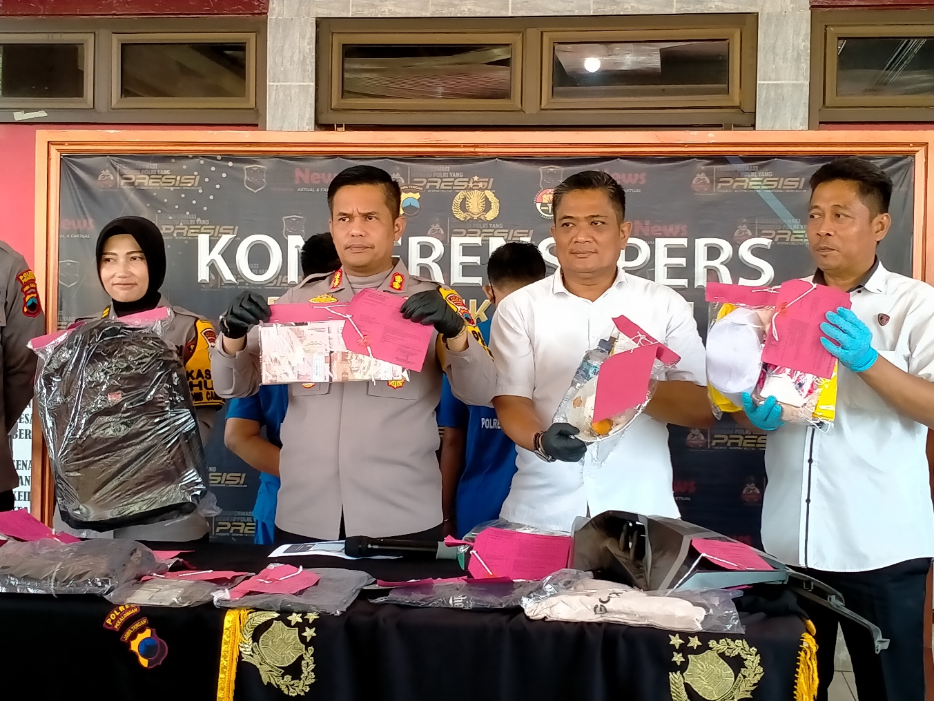UNGKAP PERKARA: Kapolres Pekalongan AKBP Wahyu Rohadi saat menunjukkan barang bukti kasus penipuan penggandaan uang dalam konferensi pers, Rabu (21/2/2024).