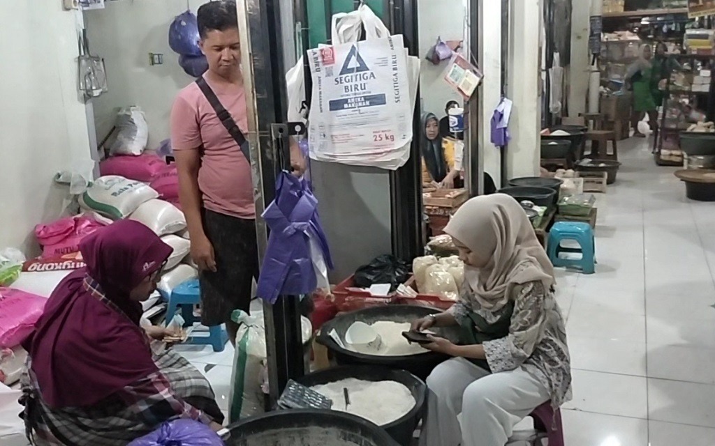 Aktivitas pedagang beras di pasar tradisional di Kabupaten Batang. (istimewa)