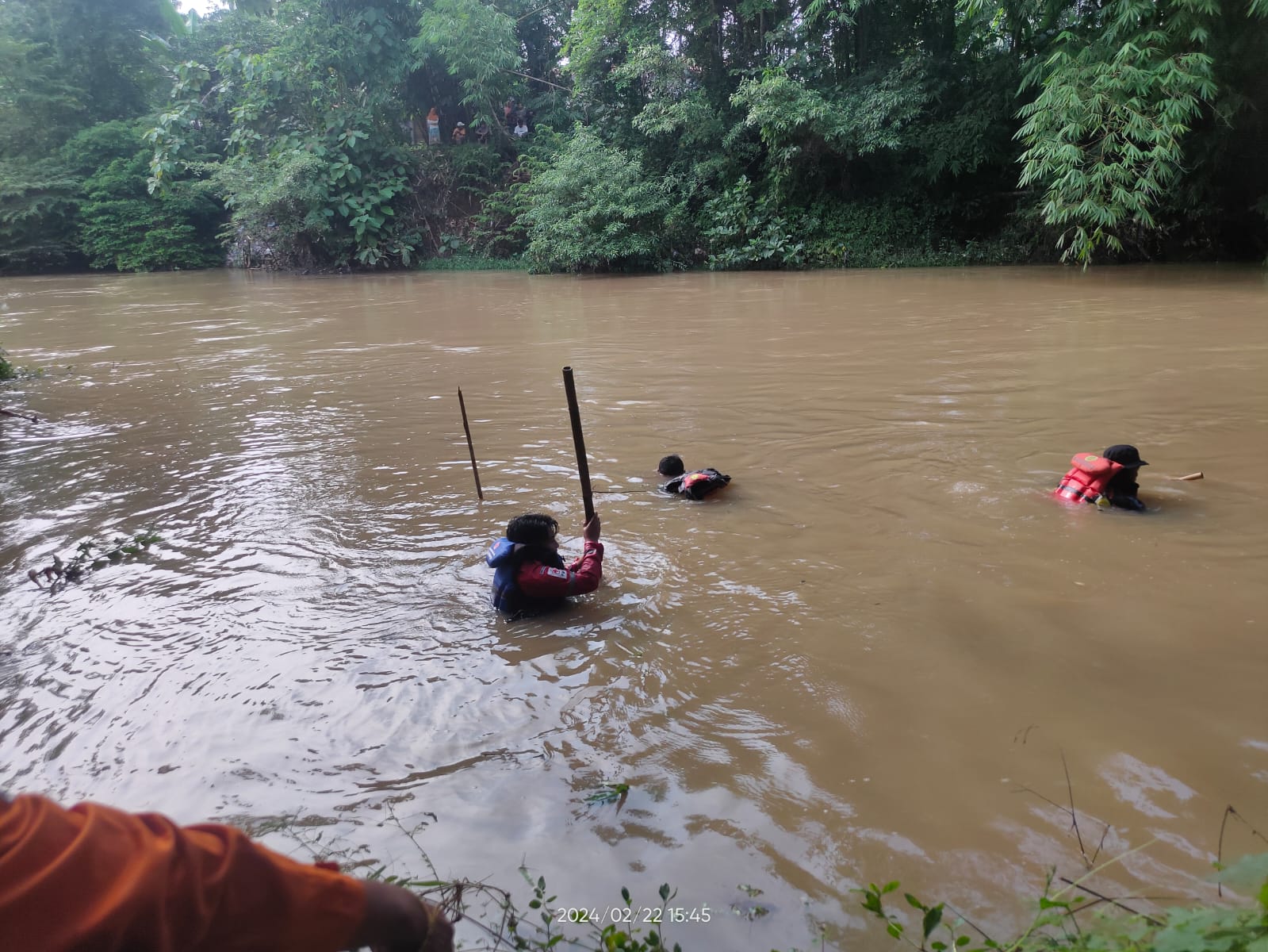 PENCARIAN: Tim SAR gabungan saat sedang melakukan pencarian korban tenggelam di Sungai Sragi, Kabupaten Pekalongan, Kamis (22/2/2024).