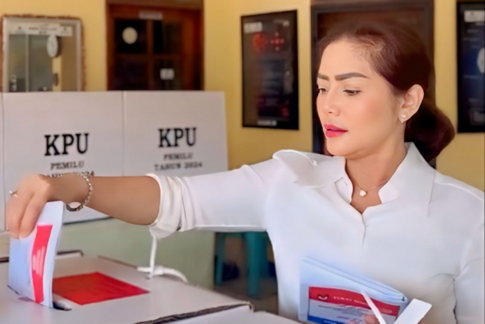 COBLOS: Artis dan penyanyi dangdut Kristina Iswandari saat mencoblos di dekat rumahnya, Jakarta kemarin.