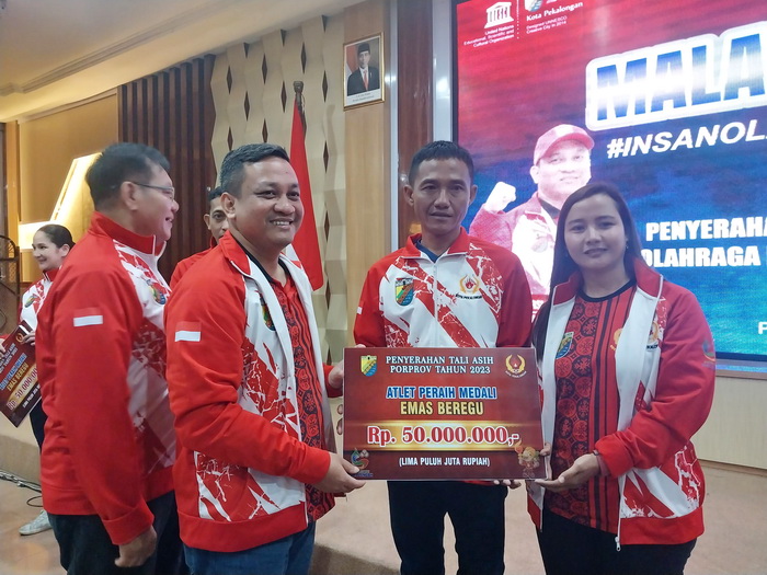 SERAHKAN TALI ASIH : Wali Kota Pekalongan HA Afzan Arslan Djunaid saat menyerahkan tali asih kepada atlet berprestasi di Ruang Jlamprang Setda Kota Pekalongan Rabu malam 21 Februari 2024.