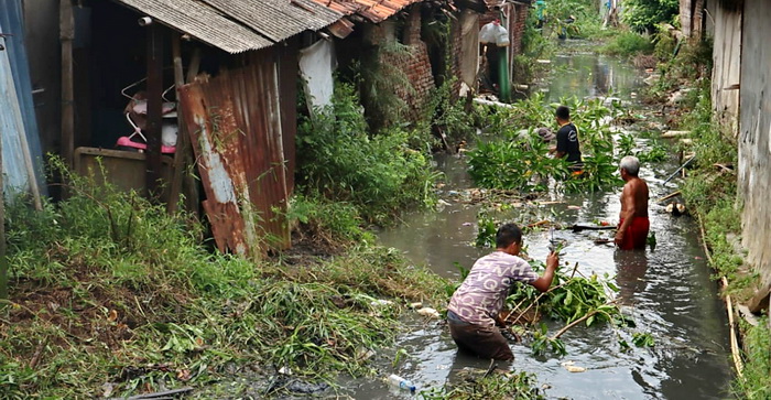 BERSIH SUNGAI : Warga Degayu kompak membersihkan sungai dari sampah dan tumbuhan agar aliran lancar Jumat 23 Februari 2024.