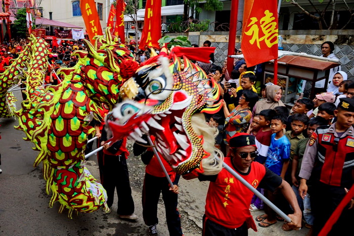 MERIAH: Kirab Cap Go Meh yang digelar oleh Klenteng Po An Thian, kembali sedot antusias masyarakat Kota Pekalongan, Jumat (23/2/2024).