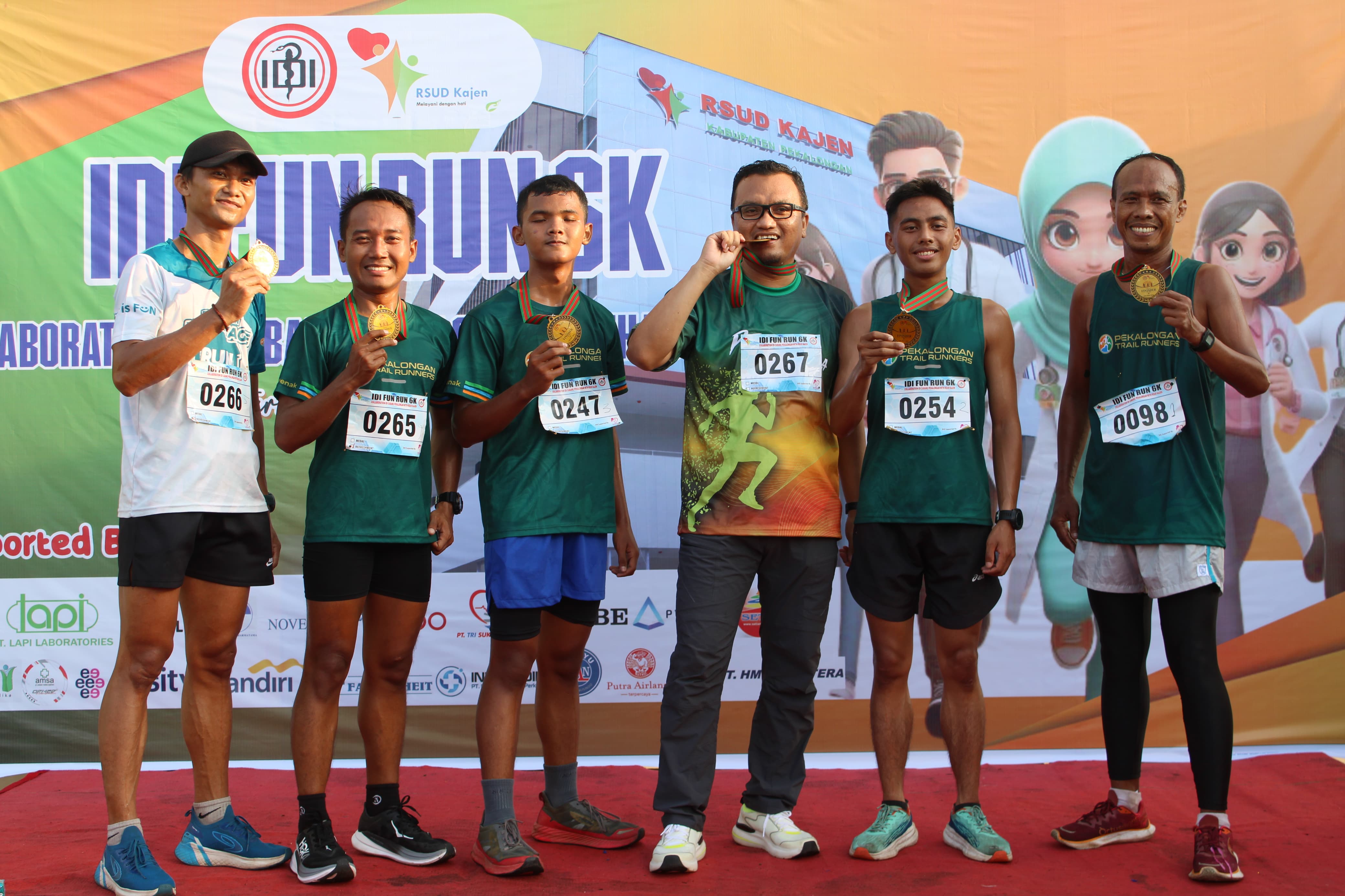 MERIAH: Direktur RSUD Kajen Imam Prasetyo saat berfoto bersama lima besar peserta yang mencapai garis finis pertama dalam acara IDI Fun Run, Sabtu (24/2/2024).