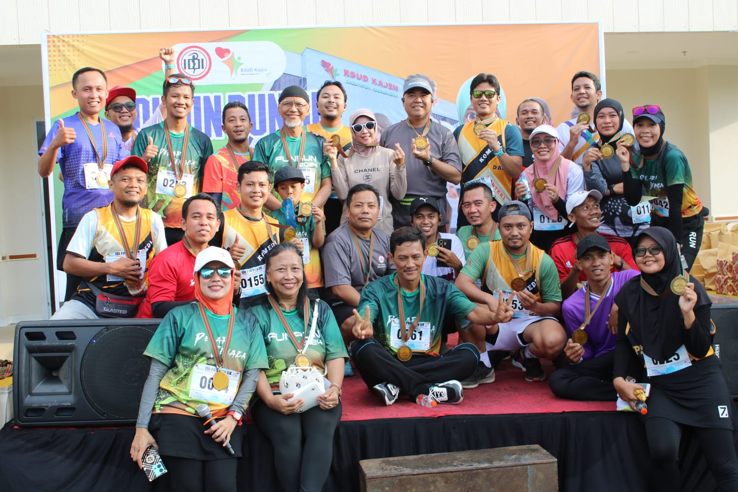 MERIAH: Ketua IDI Cabang Pekalongan Riyadi Heru Setiawan saat bersama para peserta dan panitia IDI Fun Run di RSUD Kajen, Sabtu (24/2/2024).
