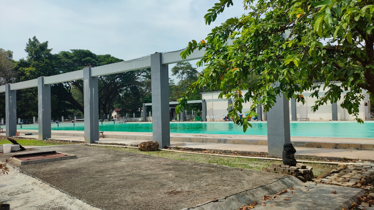 TANPA ATAP: Suasana kolam renang THR Kramat yang beroperasi tanpa atap. (Riyan Fadli, Jawa Pos Metro Pekalongan)