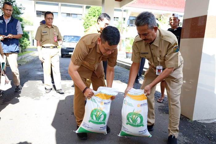 CEK: Walikota Pekalongan HA Afzan Arslan Djunaid saat mengecek beras bantuan 10 KG yang akan dibagikan kepada warganya, Senin (26/2/2024).