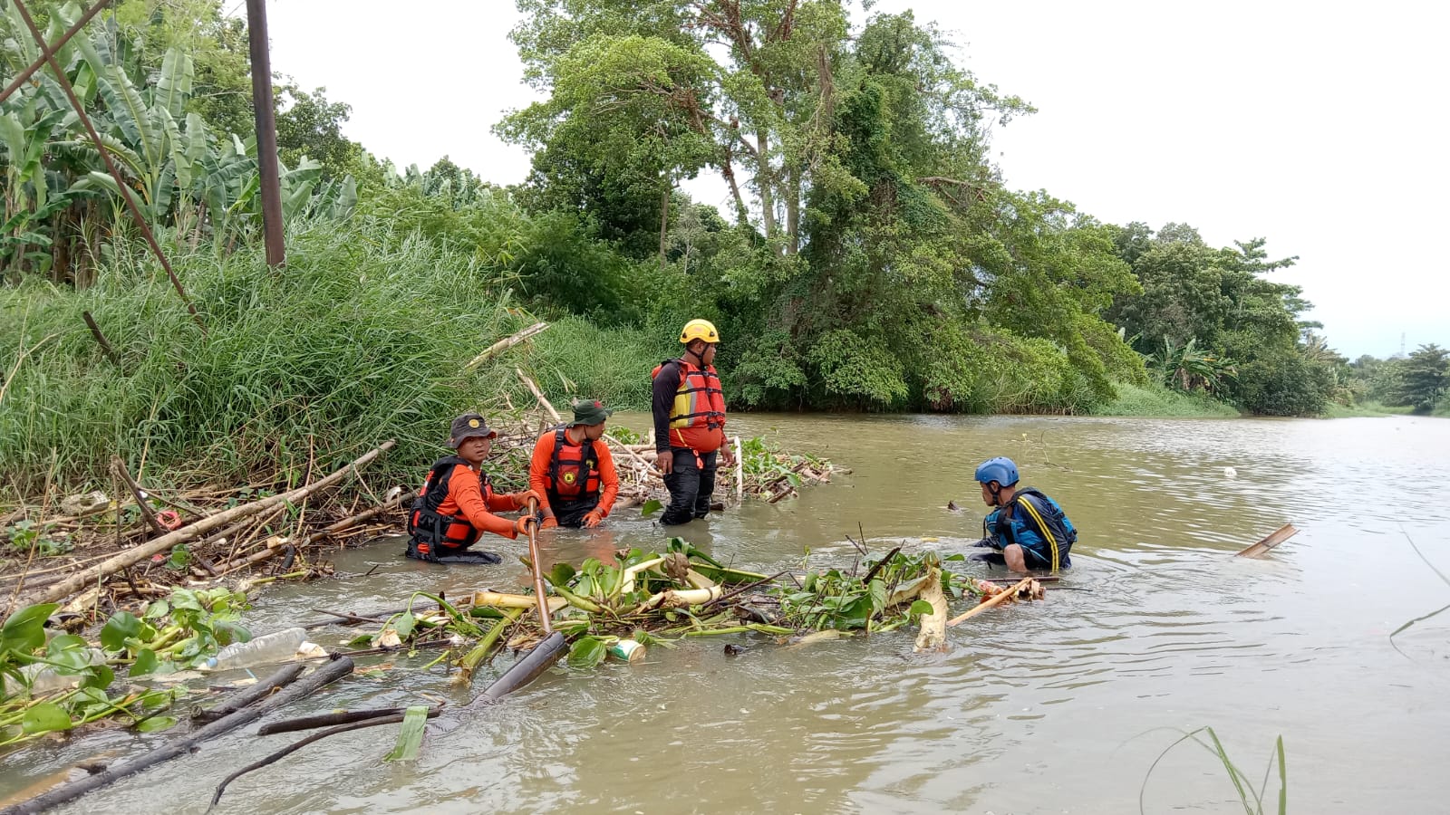 PENCARIAN: Tim SAR saat berjibaku melakukan pencarian lanjutan terhadap korban tenggelam di Sungai Sragi, Minggu (25/2/2024).