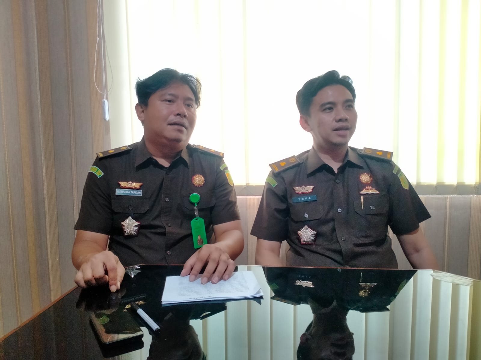 PENETAPAN TERSANGKA: Kasi Intelijen dan Kasi Pidsus Kejaksaan Negeri Kabupaten Pekalongan saat merilis penetapan dua tersangka kasus korupsi dana hibah KONI, Senin (26/2/2024).
