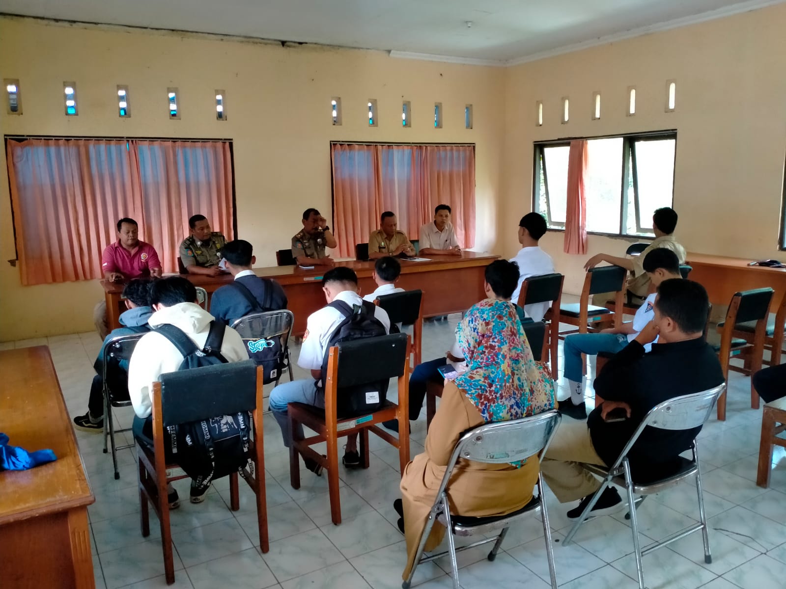 TERCIDUK: Segerombolan pelajar dibina di markas Satpol PP Kabupaten Pekalongan usai terciduk karena bolos sekolah, Senin (26/2/2024).