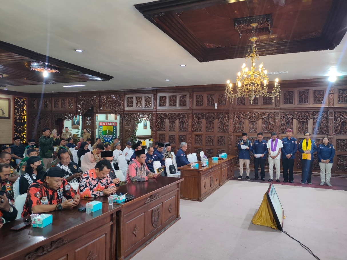 DOA BERSAMA: Para tokoh agama menggelar doa bersama untuk kelancaran Pemilu 2024. (Riyan Fadli Jawa Pos Metro Pekalongan)
