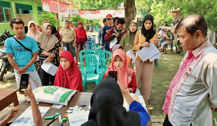 ANTRE BERAS : Puluhan warga Kelurahan Kuripan Yosorejo, Kecamatan Pekalongan Selatan, mengantre bantuan beras di halaman kantor kelurahan Selasa 27 Februari 2024.