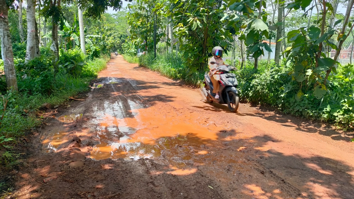 RUSAK PARAH : Kondisi terkini jalan Lebo-Candiareng yang rusak parah sejak bertahun-tahun lalu.