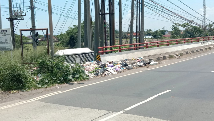 KUMUH : Tumpukan sampah di Jembatan Kalikuto perbatasan Batang dan Kendal menyebabkan pemandangan menjadi kumuh.