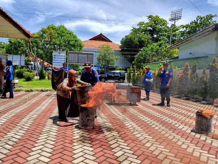 PADAMKAN API : Salah satu peserta&nbsp;dari anggota PKK saat belajar memadamkan&nbsp;api di halaman kantor TP PKK Senin 27 Februari 2024.