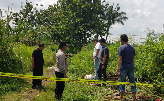 OLAH TKP: Satreskrim&nbsp;Polres Pemalang saat melakukan olah TKP di lokasi penemuan jasad di&nbsp;Desa Randudongkal, Kabupaten Pemalang.