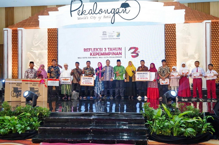 SERAHKAN BANTUAN : Wali Kota dan Wakil Wali Kota Pekalongan didampingi pasangannya masing-masing menyeerahkan bantuan pada malam Refleksi 3 Tahun Kepemimpinan Senin malam 27 Februari 2024.