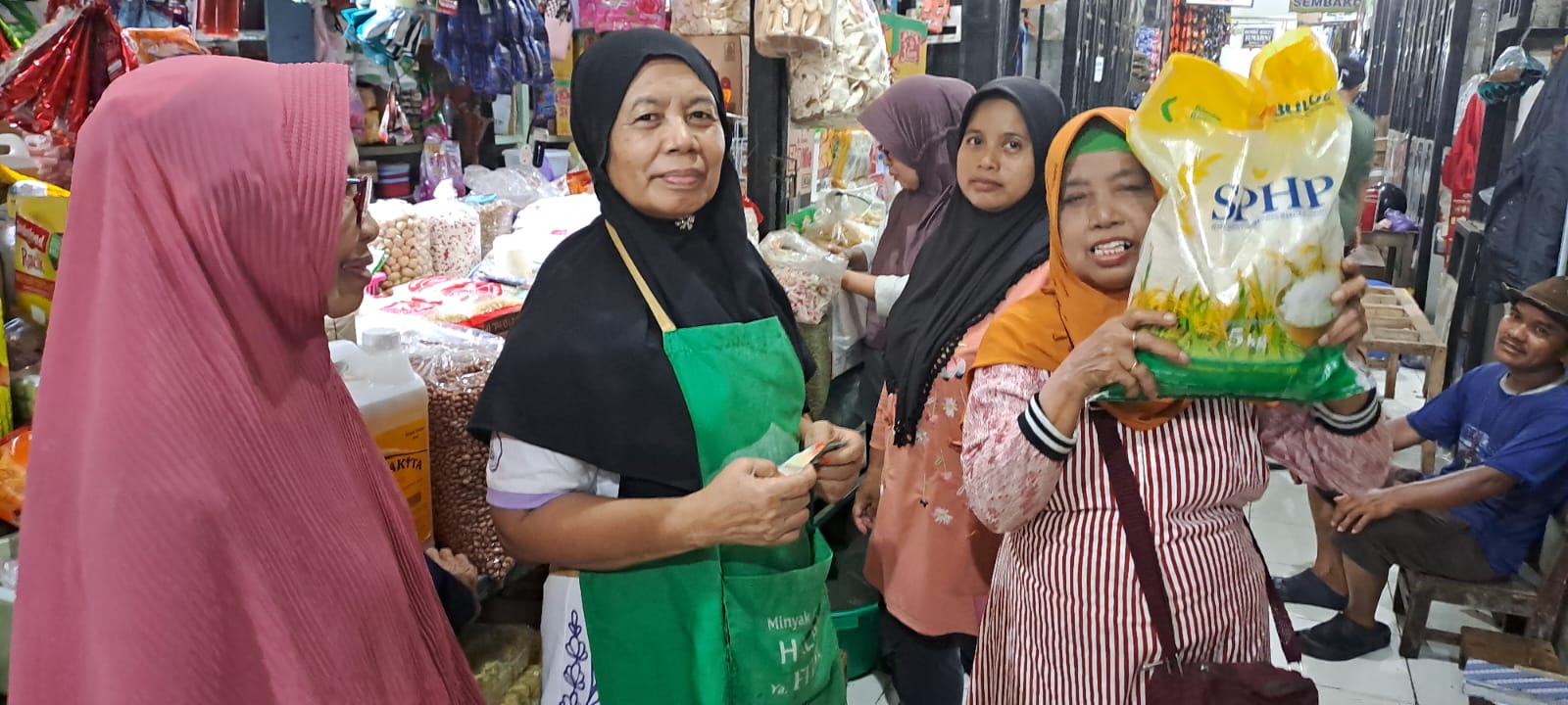 BANTUAN BERAS : Pendistribusian Beras SPHP di Pasar Batang, Rabu 28 Februari 2024.