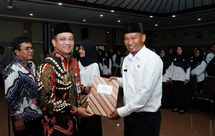 SERAHKAN SK : Wali Kota Pekalongan HA Afzan Arslan Djunaid didampingi Sekda Kota Pekalongan menyerahkan SK ASN PPPK di Ruang Jlamprang Setda Kota Pekalongan Selasa 27 Februari 2024.