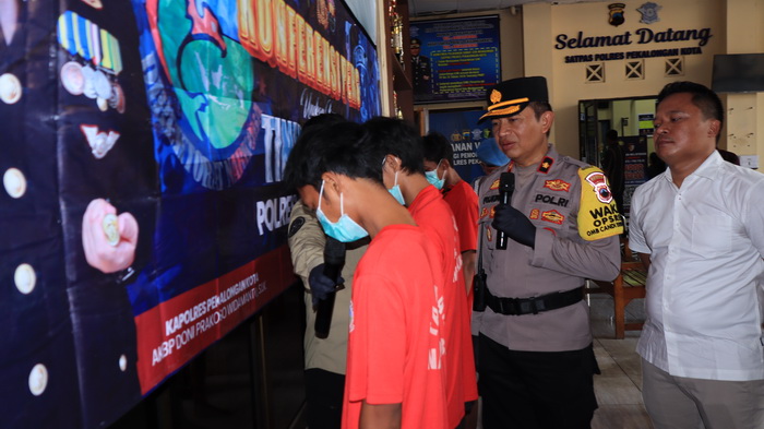 KETERANGAN: Salah satu pelaku pengguna narkoba saat diperiksa dan dimintai keterangan Wakapolres Kompol Pujiono di Mapolres Pekalongan Kota, Kamis (29/2/2024).