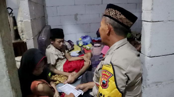 MENGAJAR MENGAJI : Aiptu Durakhim, anggota Polsek Bantarbolang saat mengajar mengaji di rumah warga yang mengalami kelumpuhan di Desa Karanganyar, Kamis 29 Februari 2024.