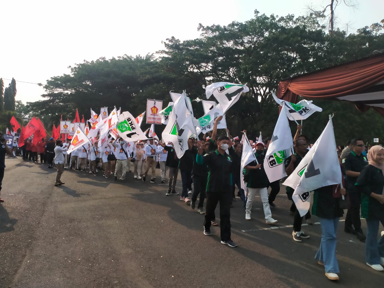 PEMILU: Simpatisan partai politik di Kabupaten Pekalongan saat kirab Pemilu Damai, Oktober 2023 lalu.