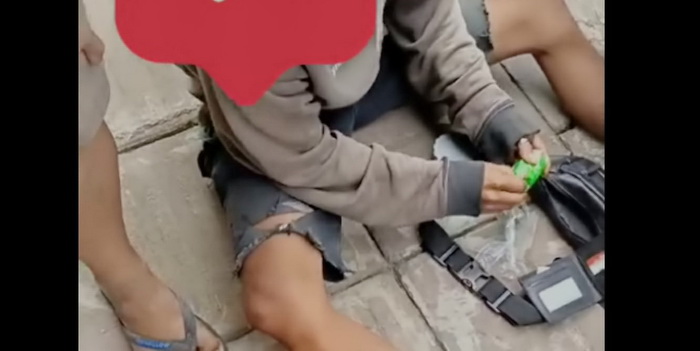 PENANGKAPAN: Salah satu pelaku yang ditangkap di pinggir jalan, saat diminta buka barang bukti, pada Selasa sore (27/2/2024).
