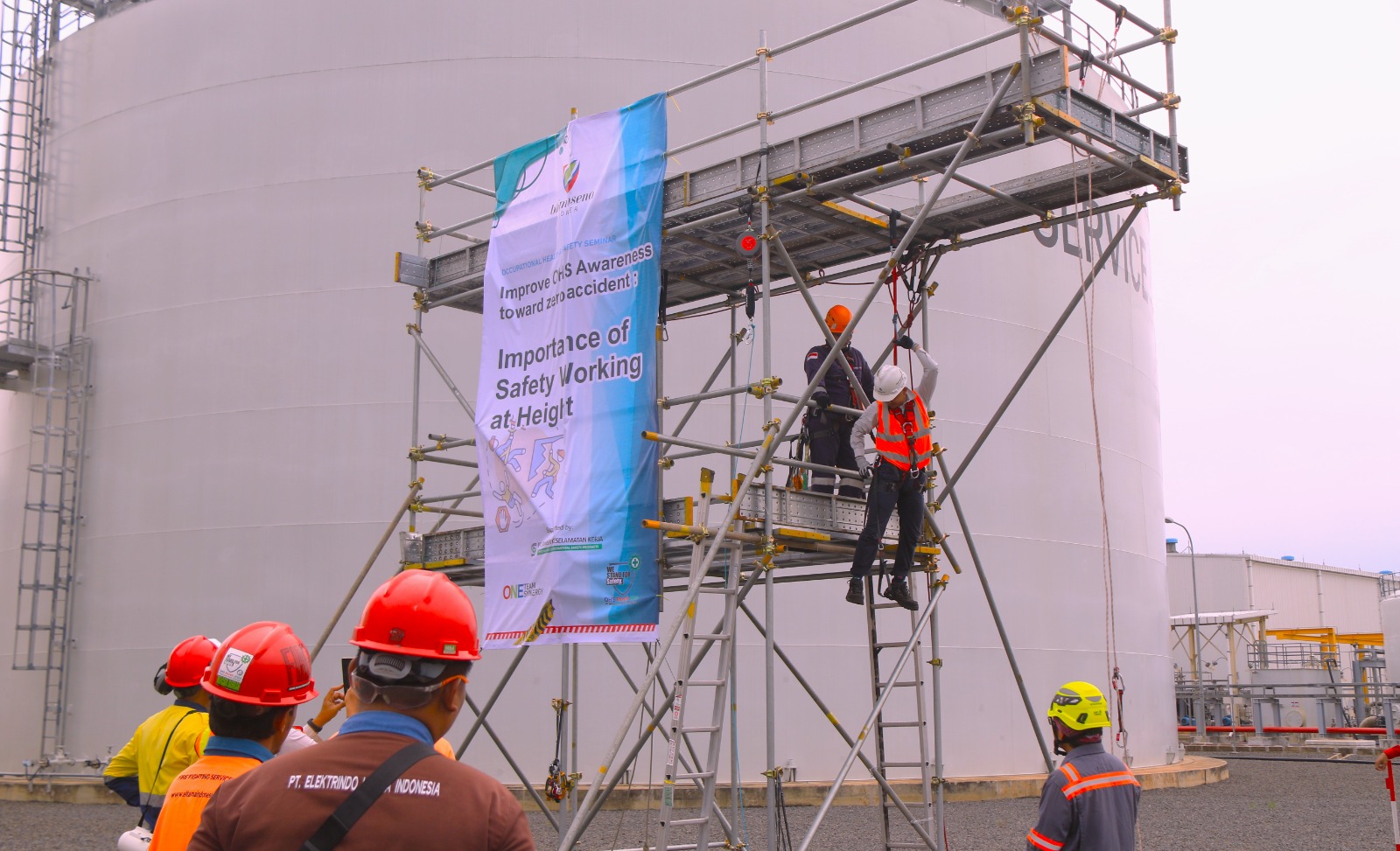 Pemasangan spanduk K3 di lingkungan PLTU Batang. (istimewa)
