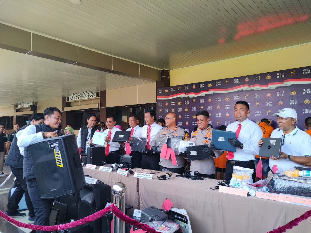 PENCURIAN: Jajaran Polres Batang menunjukkan barang bukti hasil pencurian. (Riyan Fadli Jawa Pos Metro Pekalongan)