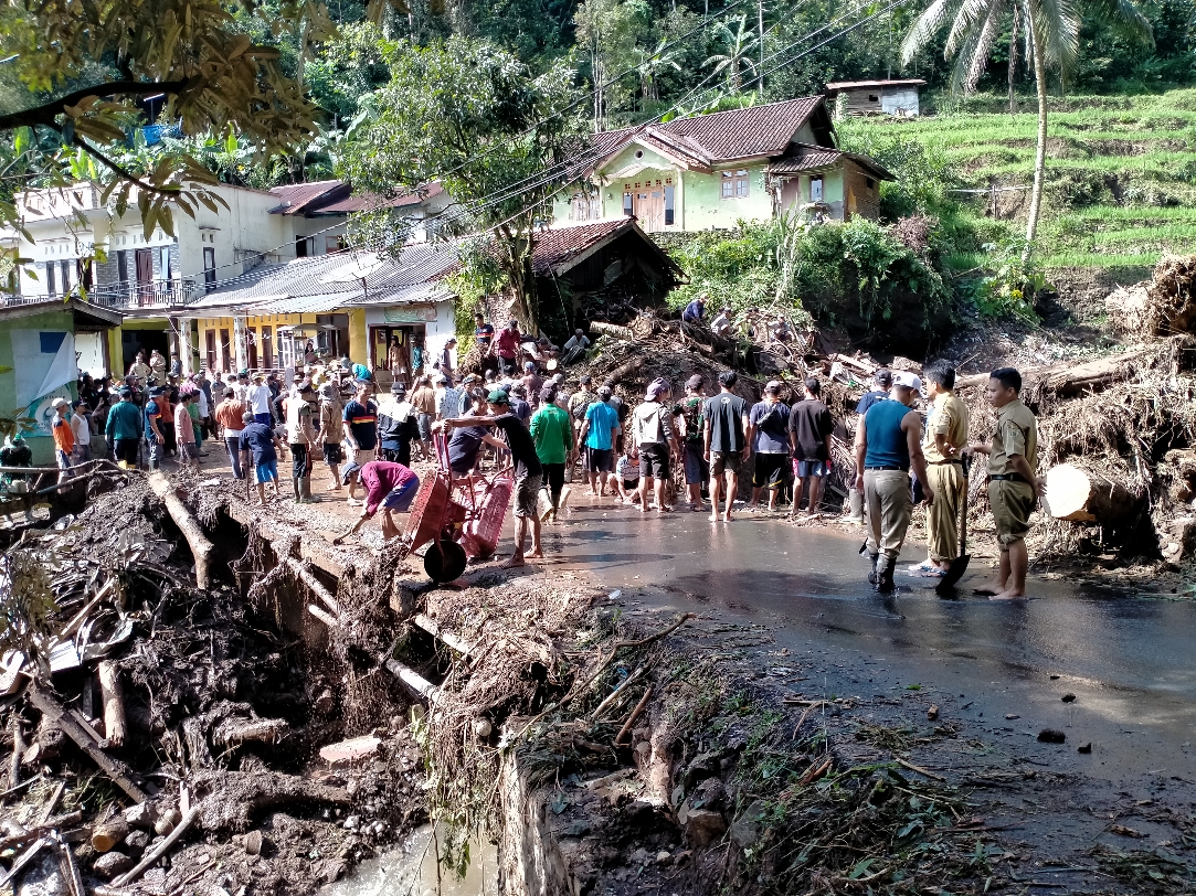 BANJIR BANDANG: Warga masih melanjutkan gotong royong pembersihan material longsor dan air bah di jembatan Desa Sidomulyo, Kecamatan Lebakbarang, Kabupaten Pekalongan, Senin (4/3/2024).