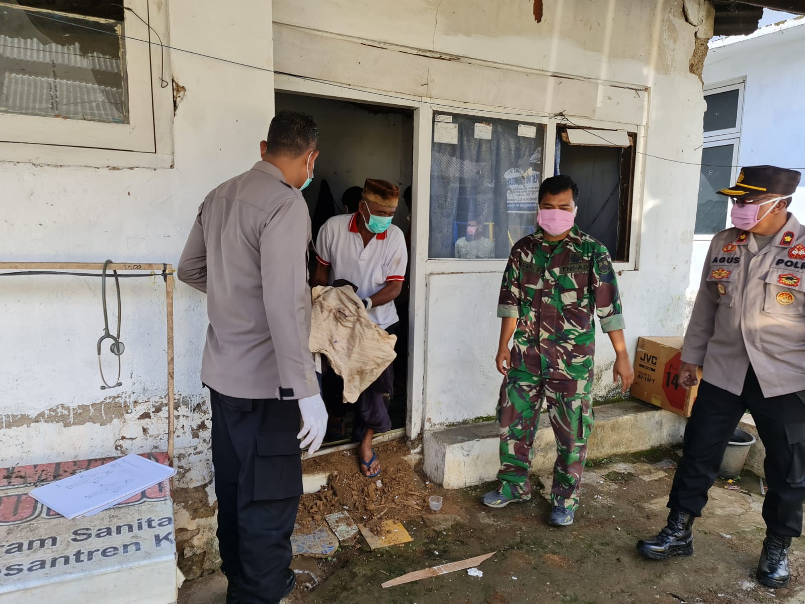 OLAH TKP: Polisi saat akan melakukan olah TKP penemuan mayat di sebuah bangunan tua komplek kantor Kecamatan Paninggaran, Kabupaten Pekalongan, Selasa (5/3/2024).